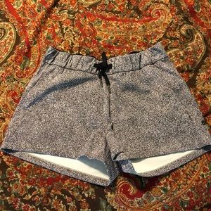 Lululemon On The Fly Short. Size 6